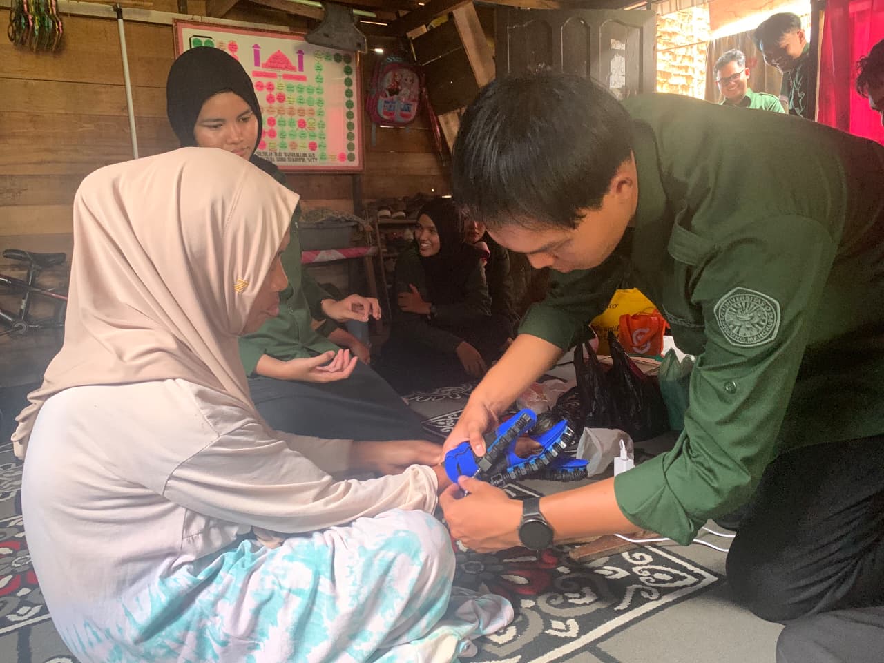 Antasan Monitor Pulih:  PPK Ormawa HIMA Keperawatan ULM Lakukan Screening Kesehatan dan Terapi Rehabilitasi di Rumah Penyintas Stroke
